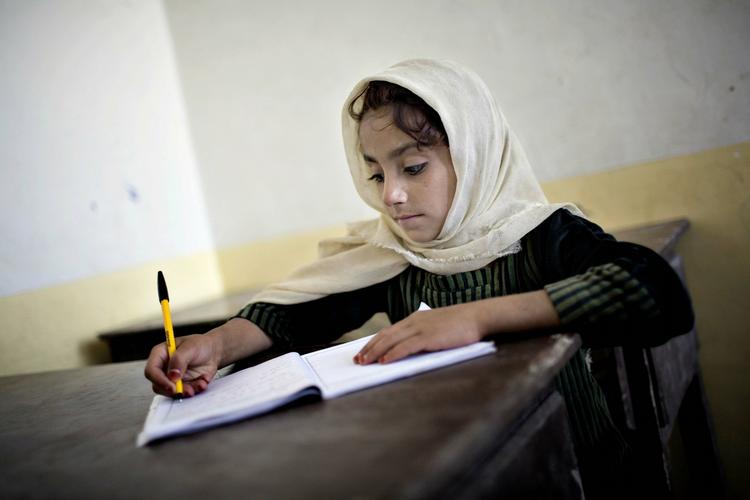 Mange afghanske forældre tør ikke sende deres børn i skole, fordi skolevejen er usikker. Alligevel kom ti procent flere børn i skole sidste år, viser de officielle tal. Arkivfoto 