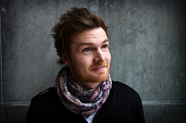 Den 30-årige dansklærer Claus fra Aalborg må tilbage til sin 8. klasse, efter at han er stemt ud af X-Factor. 