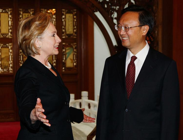 USA's udenrigsminister, Hillary Clinton, taler med den kinensiske udenrigsminister Yang Jiechi i Beijing. 