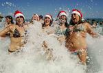 Badegæster nyder julen ved Bondi-stranden i Sydney. Arkivfoto. 