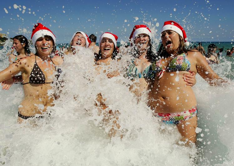 Badegæster nyder julen ved Bondi-stranden i Sydney. Arkivfoto. 