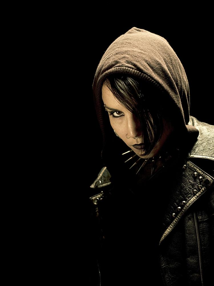 Noomi Rapace er i Danmark primært kendt for sin hovedrolle i Simon Stahos 'Daisy Diamond' fra 2007. »Noomi Rapace er Nikitas lillesøster. Min største frygt under castingen var, om hun var for smuk. Men jeg blev hurtigt klar over, at hun var et sindssygt godt bud. Hun har den her sitrende mørke energi, som kan eksplodere lige op i ansigtet på dig«, siger Niels Arden Oplev. Pr-foto 