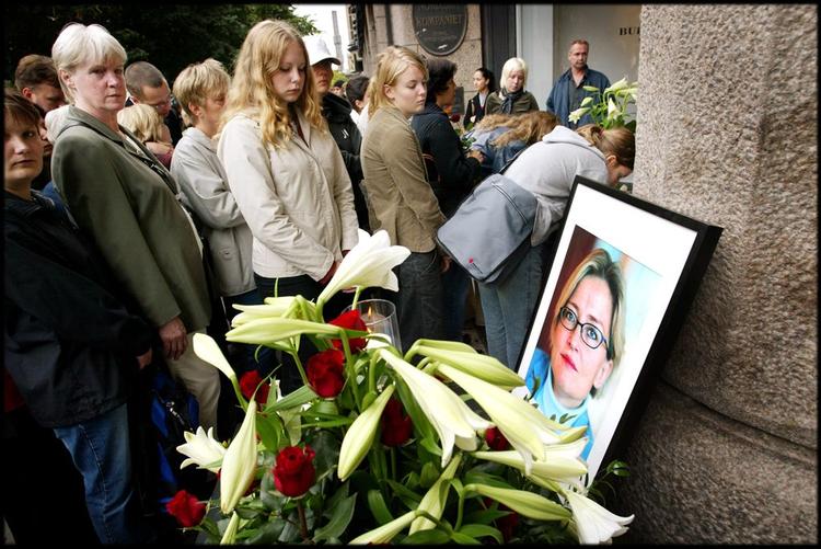 Blomster og billede udenfor varehuset NK i Stockholm, hvor Anna Lindh blev myrdet. 