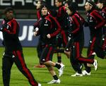 David Beckham og holdkammeraterne under opvarmningen til AC Milans møde med Werder Bremen i onsdagens Uefa Cup-kamp. Arkivfoto. 