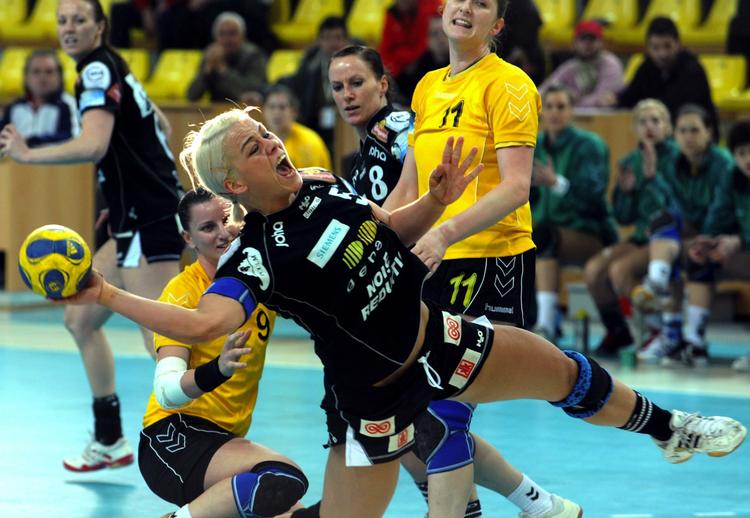FCMs Isabel Blanko i et gennembrudsforsøg, da FCMs håndboldkvinder spillede Champions League-kamp mod makedonske Kometal Skopje tidligere på sæsonen. Arkivfoto. 