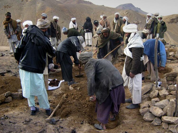 Afghanere leder efter ofrene fra et luftangreb, der denne uge dræbte 13 civile. Arkivfoto 