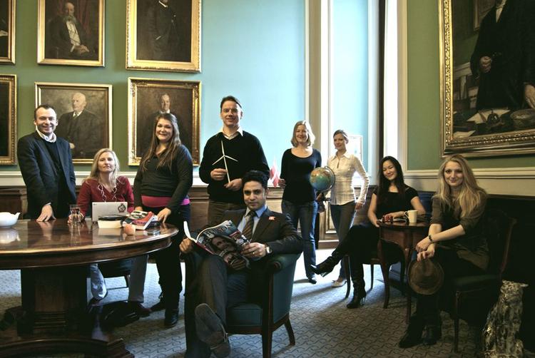 Det Nye Kuld er fra venstre Søren Højlund Carlsen, Trine Nebel Schou, Laura Friberg Nielsen, Christian Friis Bach, Manu Sareen, Sofie Carsten Nielsen, Lotte Rod, Anna Allerslev og Zenia Stampe.De unge radikale karakteriserer deres folketingsgruppe som en halvblind jagthund, der har mistet kamplysten. 