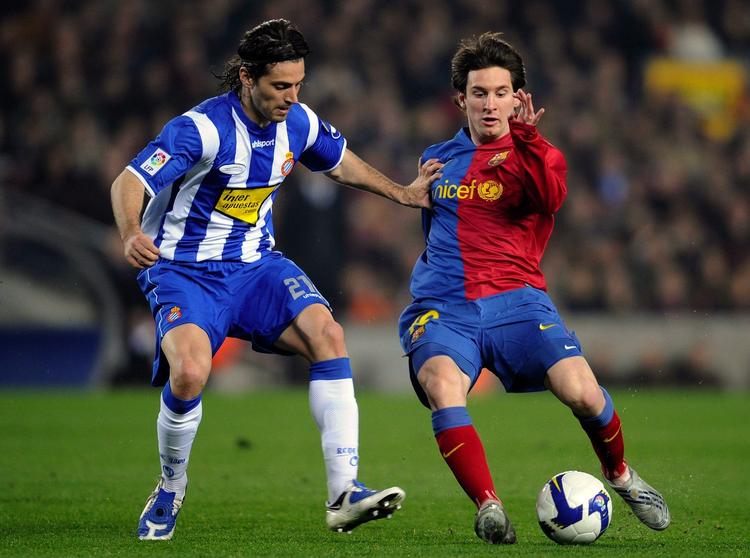 Espanyol's Daniel Jarque i nærkamp med Barcelonas Lionel Messi. 