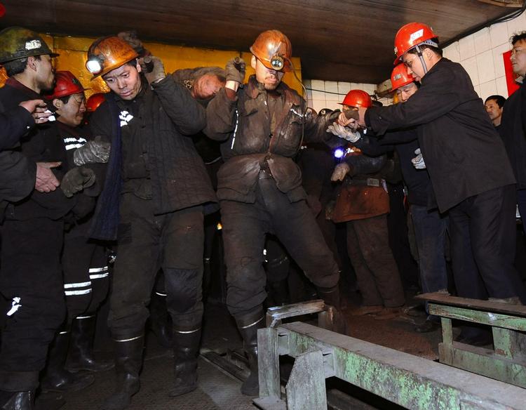 Redningsarbejdere forsøger at redde indespærrede kulminearbejdere i mine i det nordlige Kina. 