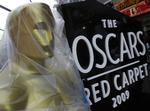 En indpakket Oscar størrelse large ved den røde løber-området uden for The Kodak Theater i Los Angeles. 