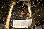 Vinder unge Jamal (Dev Patel, t.v.) faktisk den store præmie i den indiske 'Hvem vil være millionær?', og vil 'Slumdog Millionaire' feje alt bag sig ved Oscarshowet, som den gjorde, da Golden Globe- og Bafta-priserne skulle uddeles? Foto: Celador Films Ltd and Channel 4 Television Corporation 