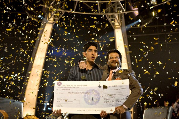 Vinder unge Jamal (Dev Patel, t.v.) faktisk den store præmie i den indiske 'Hvem vil være millionær?', og vil 'Slumdog Millionaire' feje alt bag sig ved Oscarshowet, som den gjorde, da Golden Globe- og Bafta-priserne skulle uddeles? Foto: Celador Films Ltd and Channel 4 Television Corporation 