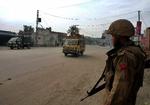 En pakistansk soldat på vagt i dag i de urolige egne af Pakistan, hvor Taleban har stor magt. 