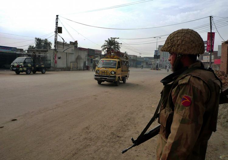 En pakistansk soldat på vagt i dag i de urolige egne af Pakistan, hvor Taleban har stor magt. 