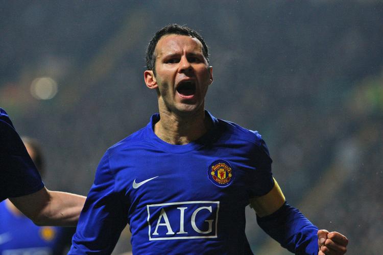 Ryan Giggs jubler efter en scoring i Champions League mod skotske Celtic. West Ham-manager Gianfranco Zola er fuld af lovord om den 35-årige United-legende. Arkivfoto. 