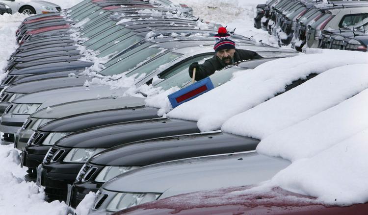 En stribe Saab-biler hos en forhandler i New Hampshire, USA, får skovlet sneen af. Det svenske bilmærkes fremtid tegner sig højst usikker. 