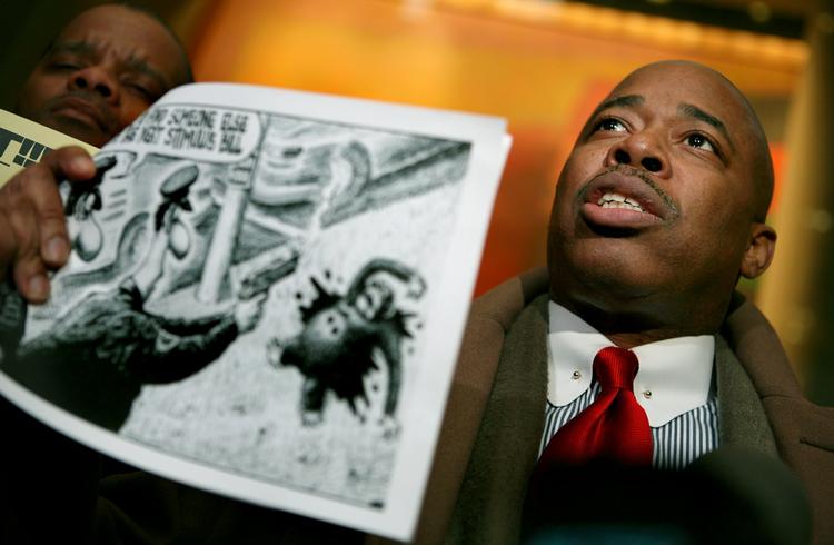 Senator Eric Adams fra New York holder en kopi af satiretegningen, der har vakt stor opstandelse i USA. 