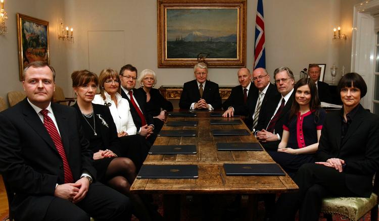 Islands nye regering. Det er handelsmiinister Gylfi Magnusson helt til venstre. Arkivfoto. 