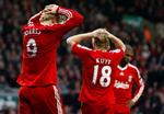 Liverpools to angribere Fernando Torres og målscoreren Dirk Kuyt tager sig til hovedet efter endnu en afbrænder. 