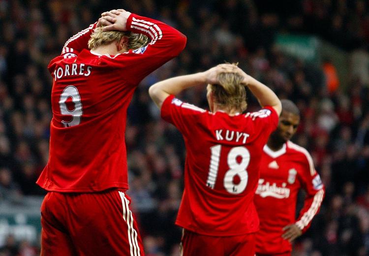 Liverpools to angribere Fernando Torres og målscoreren Dirk Kuyt tager sig til hovedet efter endnu en afbrænder. 