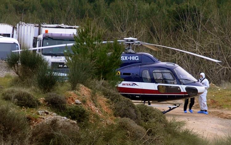 Politiets teknikere er gang med at undersøge helikopteren, der blev brugt til flugten. 