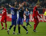 HSV´s  Dennis Aogo (tv) og  Joris Mathijsen jubler efter sejren. 
