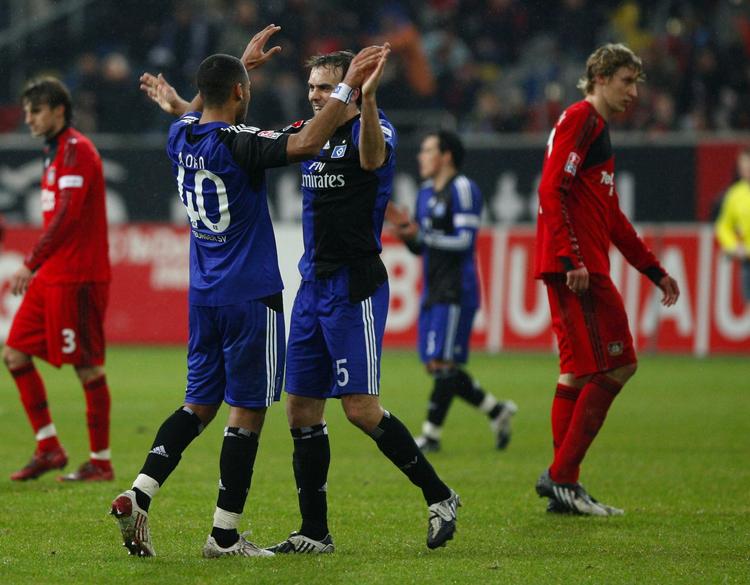 HSV´s  Dennis Aogo (tv) og  Joris Mathijsen jubler efter sejren. 