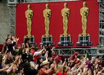 Tusindvis af fans er klar ved Kodak Theatre i Los Angeles, hvor Oscar-fest nummer 81 om kort tid skydes igang. 