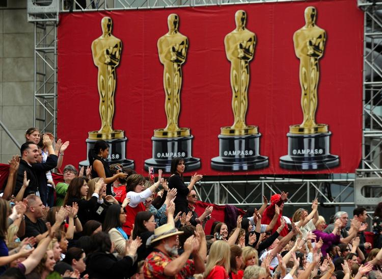Tusindvis af fans er klar ved Kodak Theatre i Los Angeles, hvor Oscar-fest nummer 81 om kort tid skydes igang. 