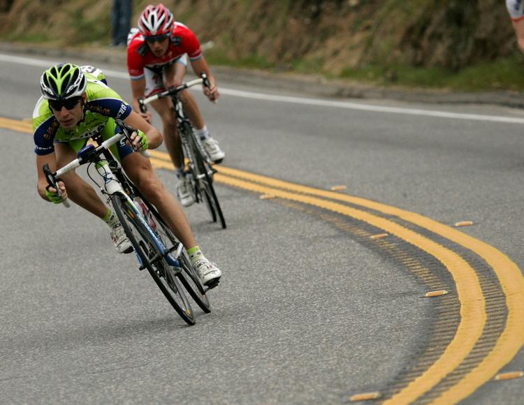 Vincenzo Nibali (tv) under en nedstigning fra Palomar Mountain, hvor han jagtes af Frank Schleck. Arkivfoto. 