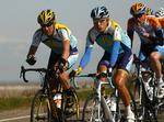 Efter tre års pause fra cykelsport skal Lance Armstrong (til venstre) igen vende sig til livet som professionel. 