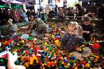 Lego er populært over hele verden. Her morer børn sig med klodserne i Parken i København i vinterferien. 