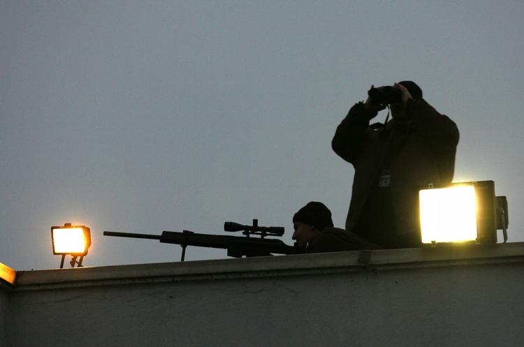 Sikekrheden omkring Nato's topfolk er høj. Her er det rumænske sikkerhedsfolk, der er på vagt ved et Nato-topmøde i Bukarest i 2008. 