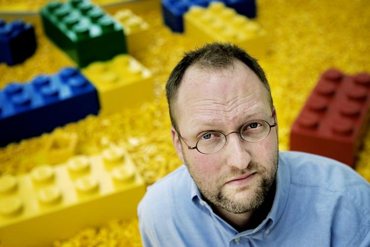 Jørgen Vig Knudstorp fotografet i 2005, hvor han kunne præsentere et regnskab for 2004 med et kanonunderskud på 1,9 milliarder kroner. I dag beskrives han som helt euforisk, efter at have afleveret et 'omvendt' regnskab med et overskud på 1,8 milliarder kroner. 