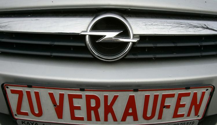 'Til salg' står der på kofangeren af denne Opel. Alle bilfirmaer modtager kunder med kyshånd for tiden. 