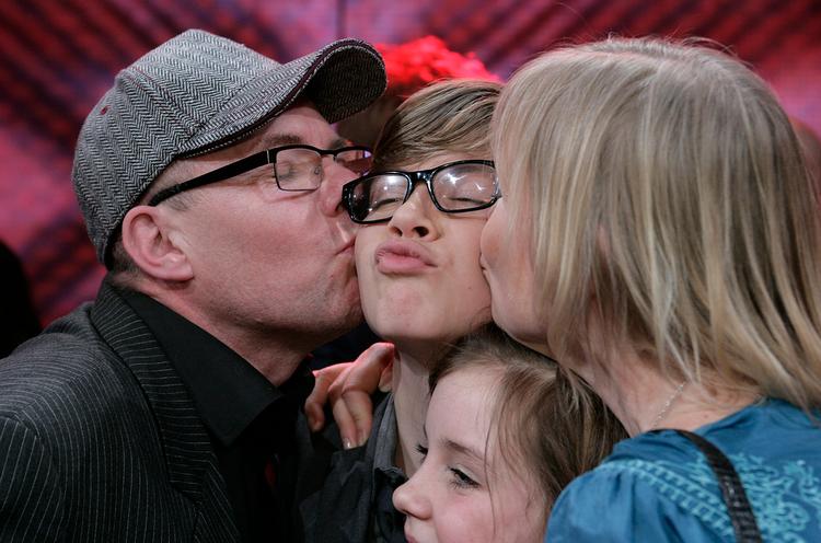 Lucas får her opbakning fra familien. 