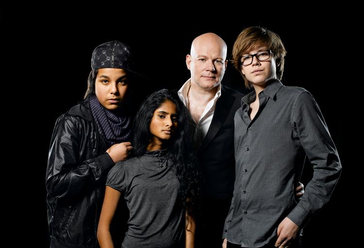 "Jeg er vild med de unge", siger Thomas Blachman om sine tre deltagere, Sidsel, Lucas og Mohamed. 