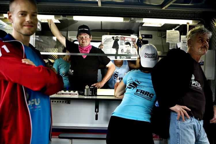 Det terroranklagede firma Fighters+Lovers skal for Højesteret 5. og 6. marts. Her ses billeder af en t-shirt kollektion. En af de tiltalte, Ulrik S. Kohl, står i den røde trøje. Arkivfoto. 