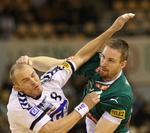 Århus GF's Toke Holst (t.v.) her i en nærkamp med Skjerns Lars Møller Madsen (t.h.) kan være Mads Nielsens afløser på landsholdet. Arkivfoto. 