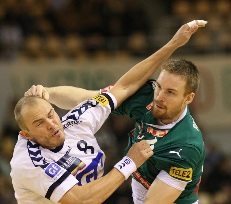Århus GF's Toke Holst (t.v.) her i en nærkamp med Skjerns Lars Møller Madsen (t.h.) kan være Mads Nielsens afløser på landsholdet. Arkivfoto. 