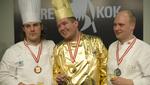 Årets Kok 2009 Kenneth Hansen blev iført guldsæt i anledningen af sin sejr. Her er han flankeret af 2. og 3. præmie-vinderne Tommy Friis og Allan Poulsen. 