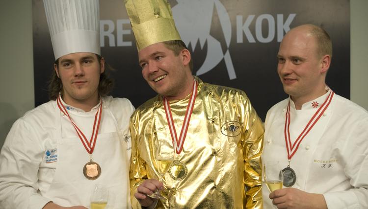 Årets Kok 2009 Kenneth Hansen blev iført guldsæt i anledningen af sin sejr. Her er han flankeret af 2. og 3. præmie-vinderne Tommy Friis og Allan Poulsen. 