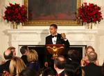 Obama skåler med USA's guvernører under en middag i den forgangne weekend. Cocktailfester og møder med republikanske politikere har ikke haft den ønskede effekt på stemningen i Washington. 