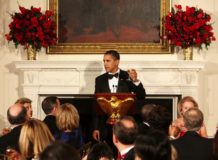 Obama skåler med USA's guvernører under en middag i den forgangne weekend. Cocktailfester og møder med republikanske politikere har ikke haft den ønskede effekt på stemningen i Washington. 