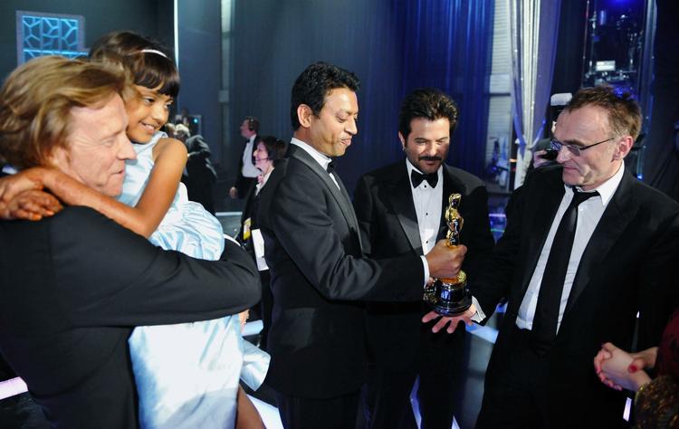 'Slumdog Millionaire'-instruktør Danny Boyle (th) viser Oscar frem for Anil Kapoor og Irrfan Khan, mens filmfotografen Anthony Dod Mantle, der har boet i Danmark i over tyve år, bærer på niårige Rubiana Ali. 
