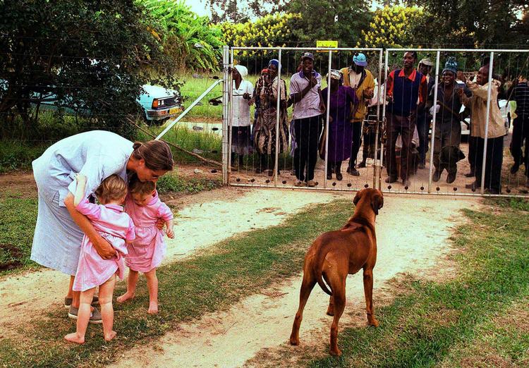Billede fra år 2000, hvor en voldsom bølge af politisk vold skyllede igennem Zimbabwe, og hvor hvide gårdejere - som her - blev tvunget væk fra deres gårde af Mugabes tilhængere. 