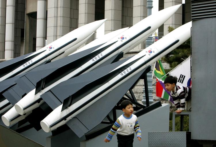 Børn leger på 'Korea War Memorial Museum' i Sydkorea. Der er frygt for, at Nordkorea vil affyre et missil i regionen. 