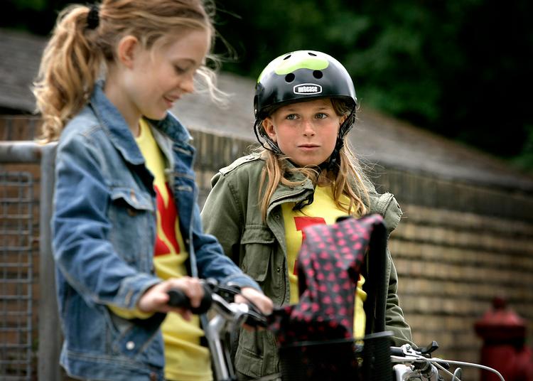 Sasha Sofie Lund og Mathilde Arcel Fock i DRs nye tv-serie Mille, der har ændret tidspunkt for genudsendelsen. Foto: Agnethe Schlichtkrull 