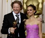Anthony Dod Mantle ses her med skuespillerinden Natalie Portman, der overrakte ham en Oscar for 'Best Cinematography'. Arkivfoto. 
