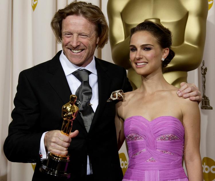 Anthony Dod Mantle ses her med skuespillerinden Natalie Portman, der overrakte ham en Oscar for 'Best Cinematography'. Arkivfoto. 